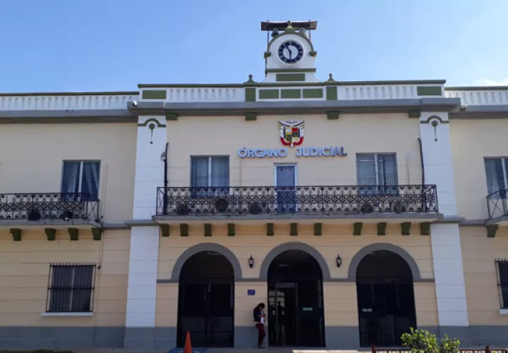 Se mantienen pendientes bajo investigación nueve personas más, de las cuales cinco están con medidas de detención provisional y cuatro con medidas cautelares diferentes.