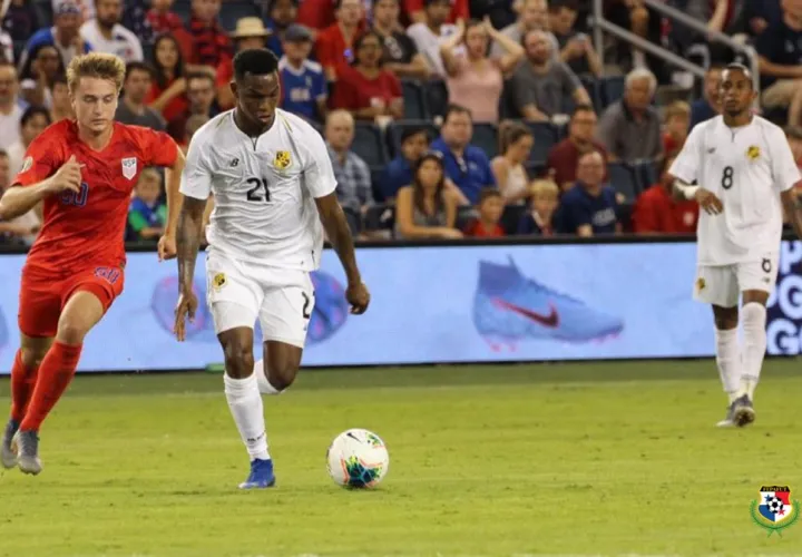 Omar Browne conduce el balón. Foto: @Fepafut