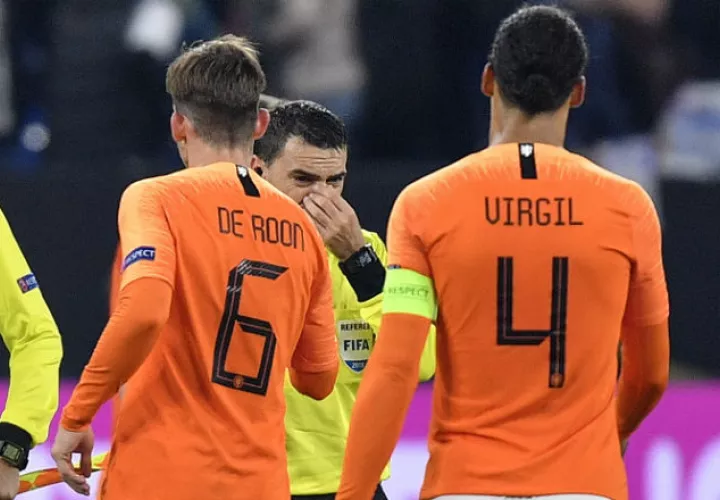  Virgil van Dijk se acerca al ábitro Ovidiu Hategan. Foto AP