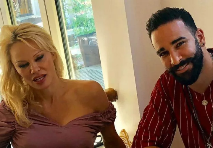 Pamela Anderson y Adil Ramil. 