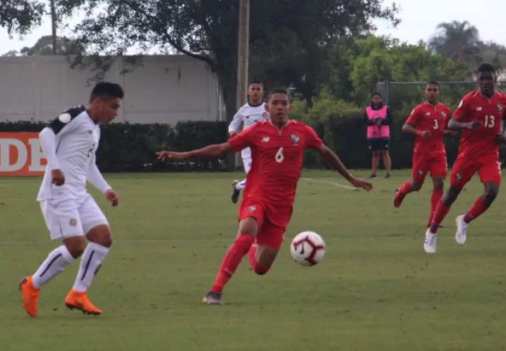 Acción entre panameños y ticos. Foto Fepafut