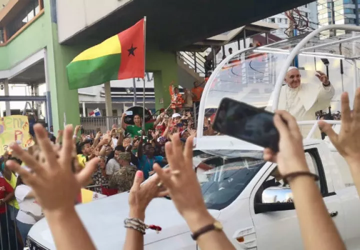 Dos jóvenes violan seguridad e intentan tocar al papa Francisco en Panamá. Foto: JMJ.