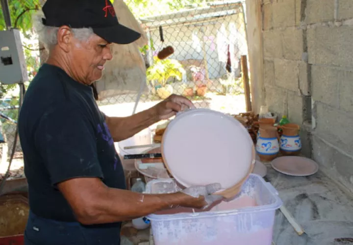 En la confección de la vajilla participan varios artesanos del lugar, desde el que la moldea, pinta y luego lleva al horno, ya que es un proceso que debe ser cuidadoso. Foto/Thays Dompinguez