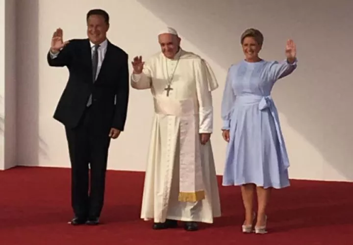 Papa Francisco rompe protocolo, carga un bebé y le da la bendición a su llegada a Panamá. Foto: JMJ