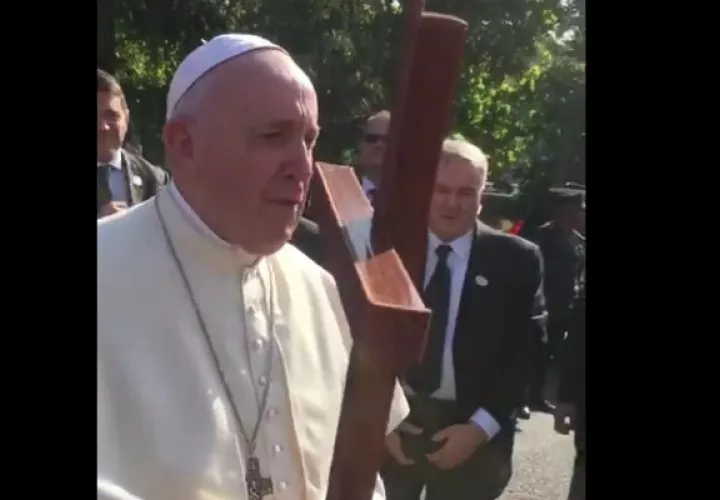 Papa canta cumpleaños a humilde panameña. Foto/Cortesía