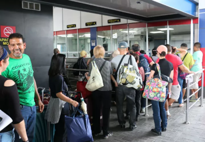 Turistas ticos pasan esta última semana de diciembre entre compras y playas