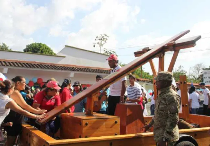 La cruz peregrina ayer en La Chorrera, mientras era trasladada a la iglesia.