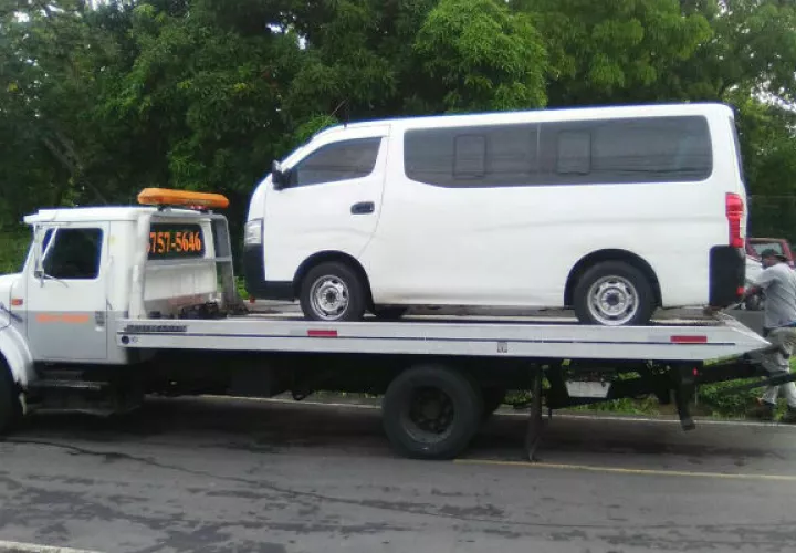  Chofer de busito pirata le da una golpiza a un agente del tránsito, pero lo atraparon. Foto: Panamá América.