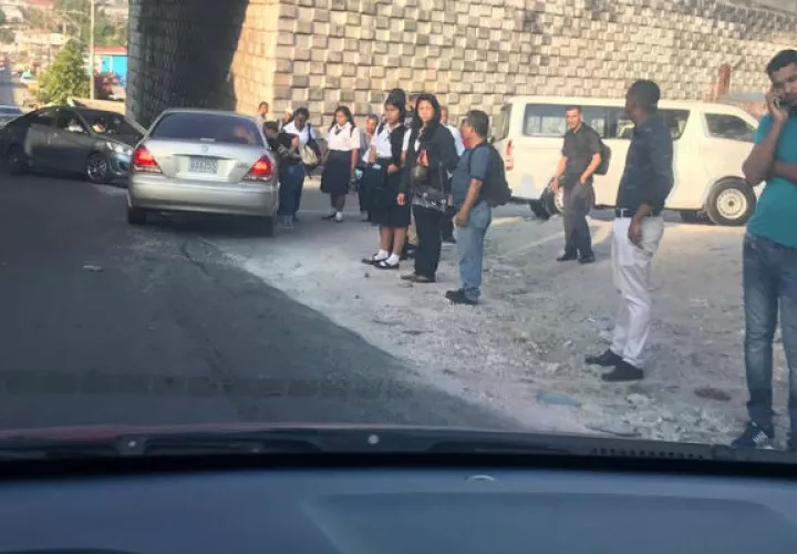 Caos en la capital por paro de busitos piratas; transportistas marchan hacia la Asamblea. Foto: Panamá América.