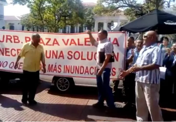 Residentes de Plaza Valencia protestan en Plaza Catedral.