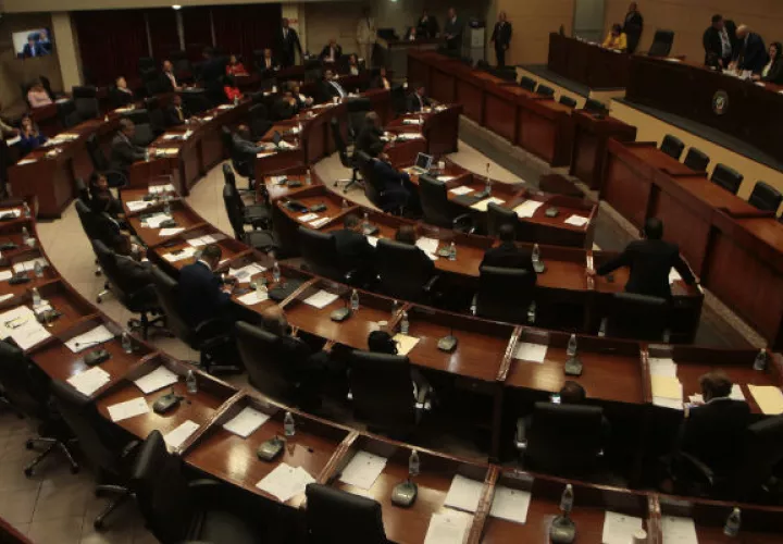 Comisión de Credenciales designa a tres diputados para unificar proyecto que modifica reforma interna de la Asamblea Nacional. Foto/Víctor Arosemena