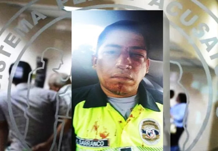 La unidad policial fue agredida por un conductor de un bus "pirata".