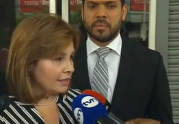 La procuradora Kenia Porcell evita hablar de acusaciones. 