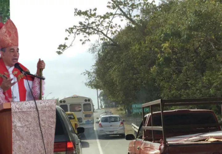 Ulloa denunció la práctica de conducir por los hombros.