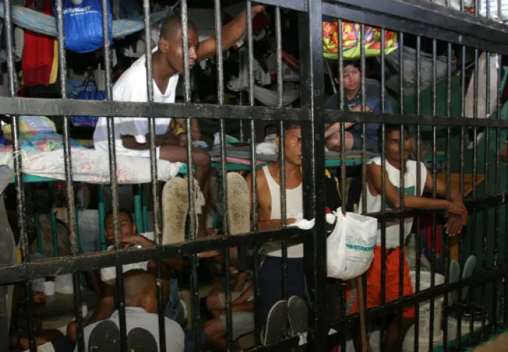 Violador de menores es obligado a maquillarse y a modelar dentro de una celda. Foto: Panamá América.