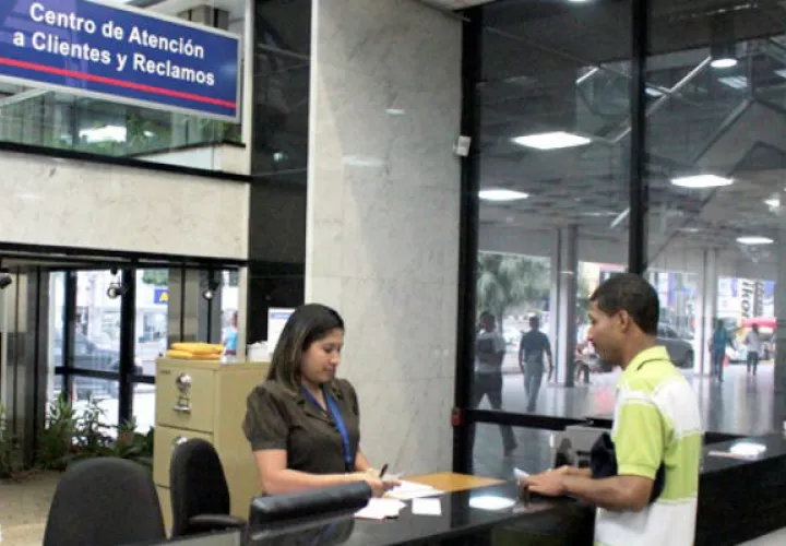 Al 31 de octubre se atendieron 390 clientes a través de reclamos presencial, 317 atención personal y 293 consultas por web.