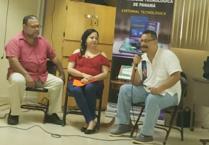 Héctor Collado, Evelyn Lozano y Carlos Fong en  gala del libro ganador del Hersilia Ramos de Argote de la UTP. /Foto Cortesía Aplij.