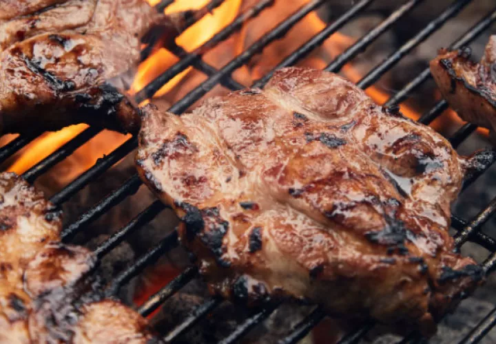 Pasos sencillos para realizar a la hora de encender el asador. (Michael Graydon y Nikole Herriott para The New York Times)