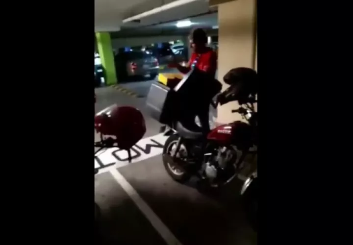 El repartidor y la persona que grabó el vídeo, fueron despedidos.