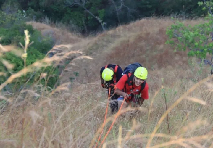 El senderista fue hidratado por los paramédicos y estaba en buen estado de salud. Foto/Cortesía Bomberos