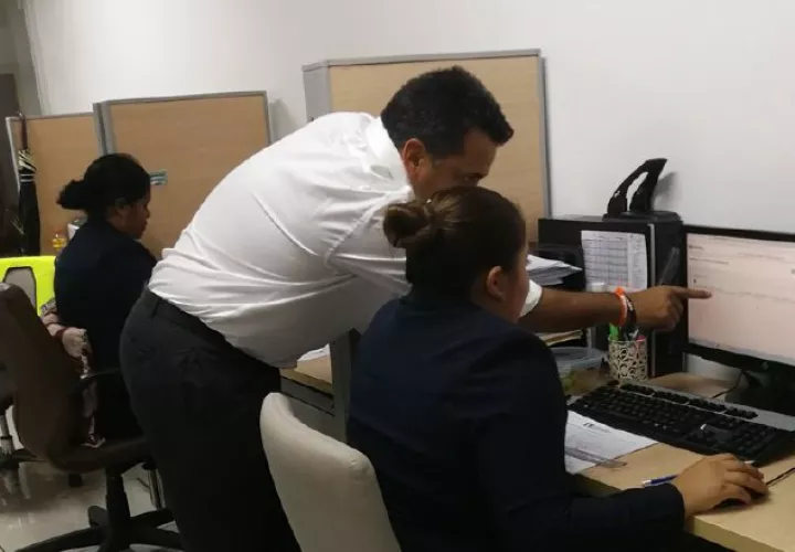 Ricardo Lombana ha estado estos días en el Tribunal Electoral cuidando sus firmas. /Foto Twitter