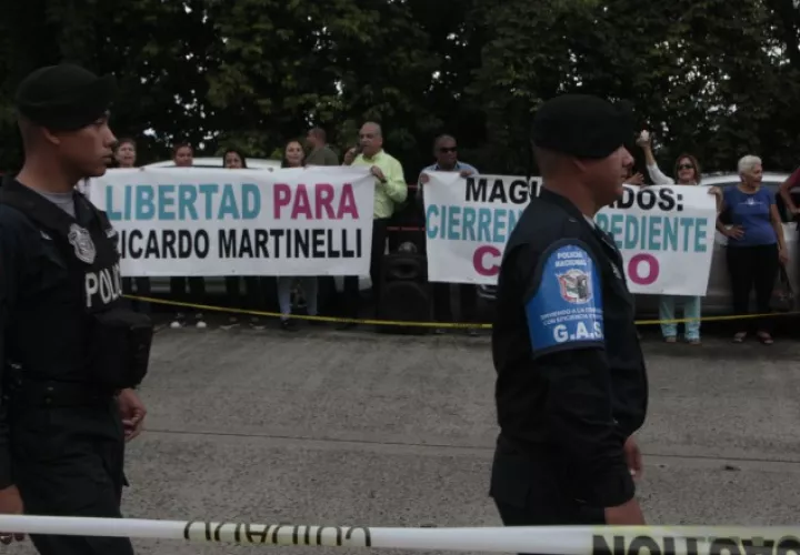 Simpatizantes de Ricardo Martinelli lo apoyaron ayer en los predios de la Corte Suprema de Justicia. Víctor Arosemena