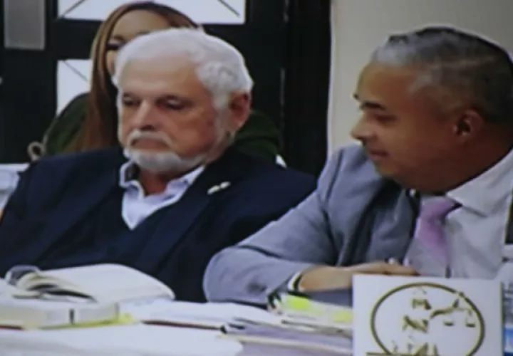 El expresidente lució molesto y ansioso durante la audiencia que duró más de 8 horas. Al final, sus abogados solicitaron que se le revisara su presión arterial. Foto/Víctor Arosemena