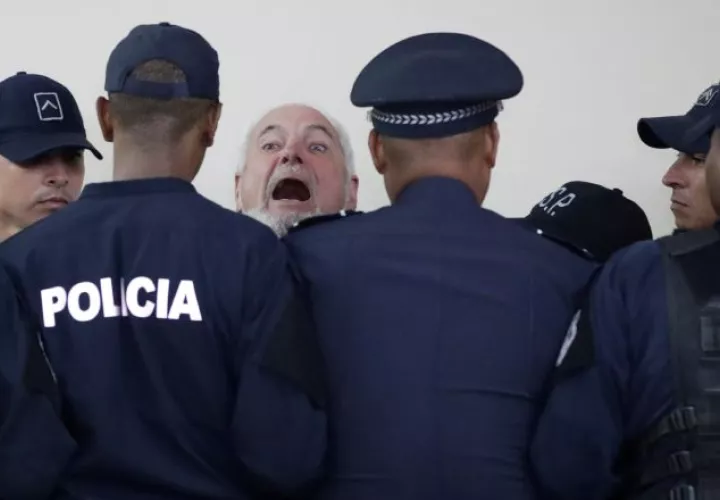 Los abogados han confirmado que a Ricardo Martinelli también le han negado poder acudir a un cardiólogo en un centro privado, debido a sus  problemas del corazón. EFE