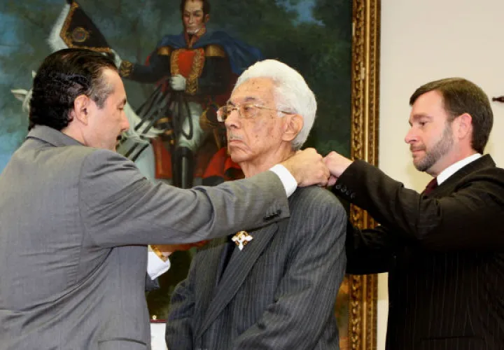 Ricardo Arturo Ríos Torres cuando fue condecorado con la Orden Vasco Núñez de Balboa. Foto: Google.