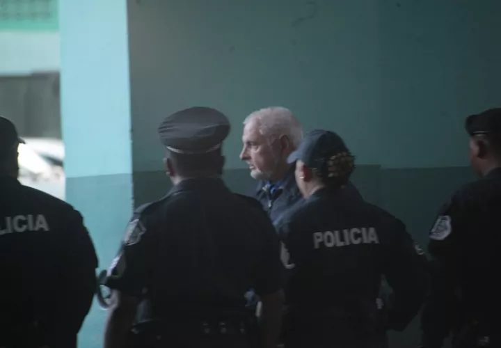 Ricardo Martinelli es custodiado por unidades de la Policía Nacional, a su llegada a las instalaciones del Sistema Penal Acusatorio. Foto: Víctor Arosemena