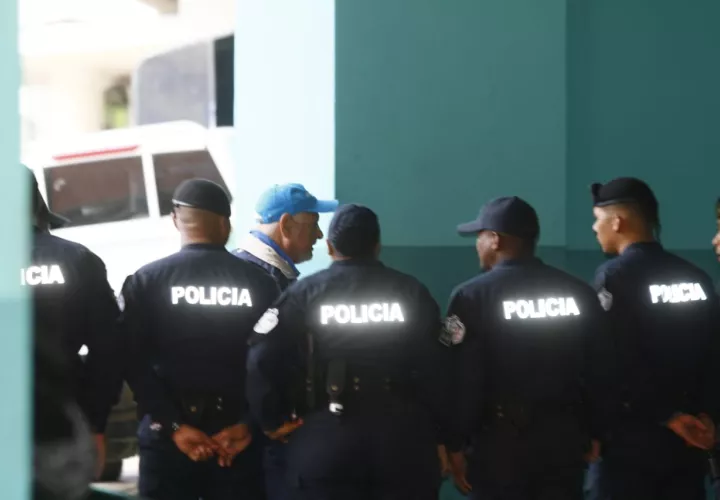 Ricardo Martinelli luce una gorra alusiva a sus candidaturas, a su llegada hoy al Sistema Penal Acusatorio. Foto: Víctor Arosemena