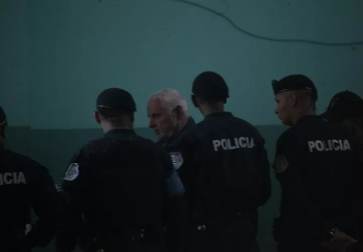 Ricardo Martinelli y sus cuatro abogados acudieron hoy jueves 28 de marzo a una oficina habilitada por el Ministerio Público, en el segundo piso del edificio Avesa, para revisar las siete carpetillas. 