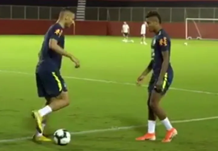 Richarlison  y David Neres, durante el entrenamiento de Brasil. Foto captura