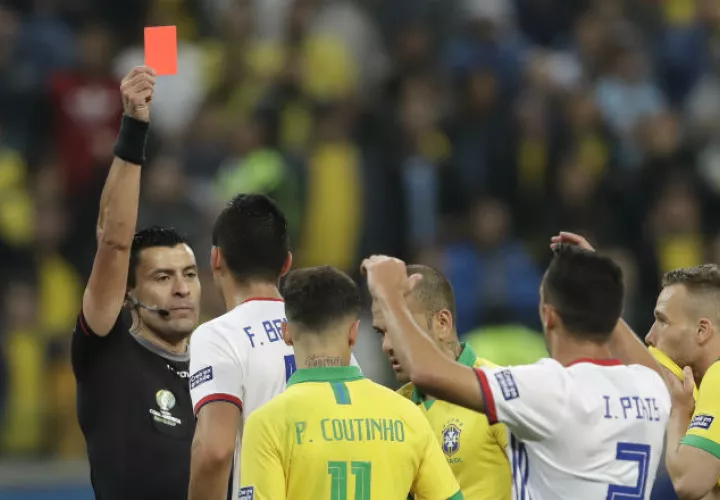 Roberto Tobar expulsa a Fabian Balbuena de Paraguay. Foto AP