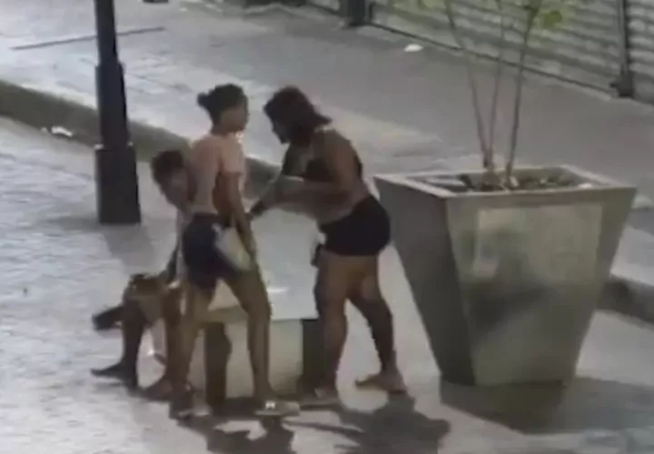 Dos mujeres fueron captadas en video, en el momento que intentaron robarle a un sujeto en la Peatonal. 