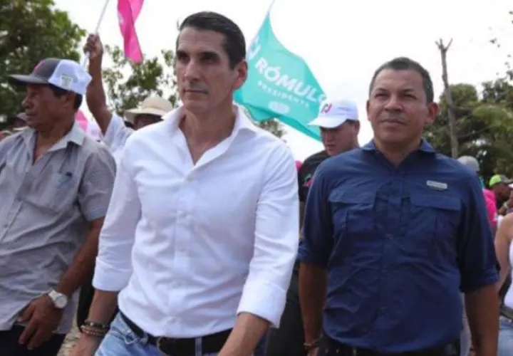 Roux y Casís caminando por Puerto Caimito. Foto de Cortesía