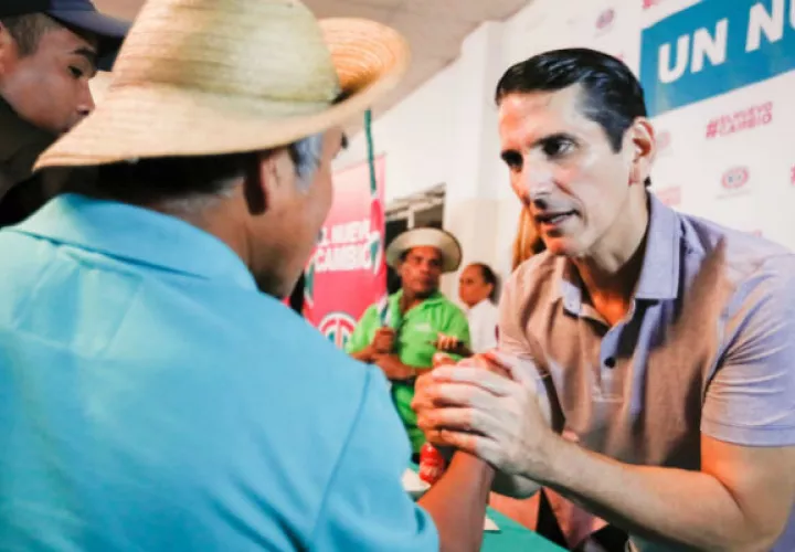 El candidato presidencial Rómulo Roux cuestiona acuerdo entre Juan Carlos Varela y el PRD para inhabilitar a Ricardo Martinelli.