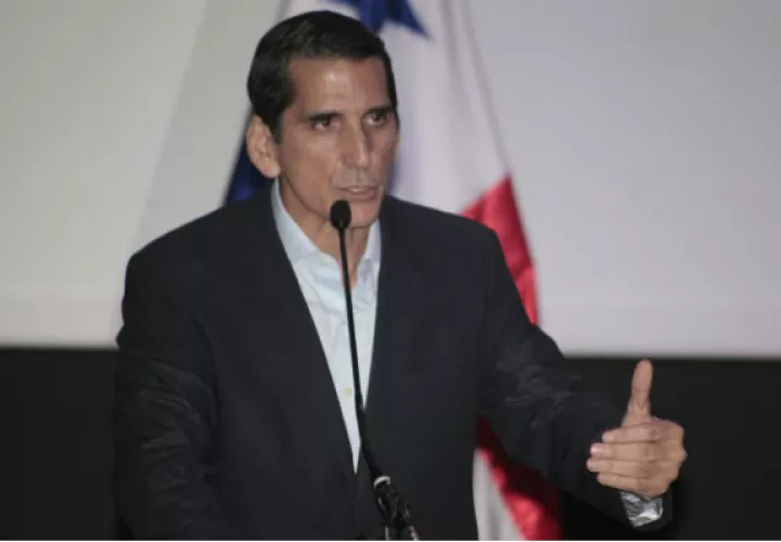 El candidato presidencial por Cambio Democrático se mantiene firme en que hay que buscar las formas para ayudar al pueblo a que no gaste de su bolsillo por servicios de salud. Foto/Archivos