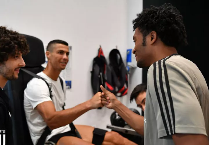 Ronaldo saluda al colombiano Cuadrado. Foto:@juventusfc