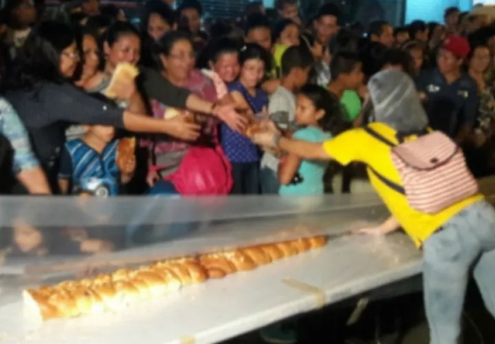 La rosca cuyo valor es de aproximadamente B/12,000.00 dólares será donada por la Panadería Santa Librada.