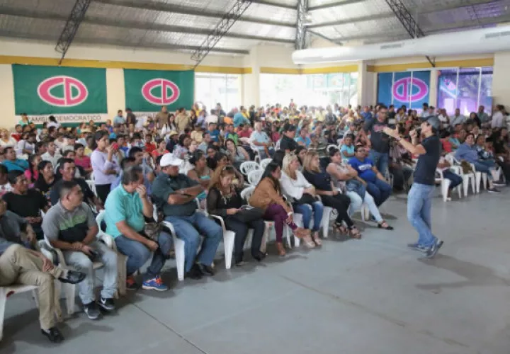 Rómulo Roux muestra preocupación por la falta de medicamentos. Foto: Cortesía