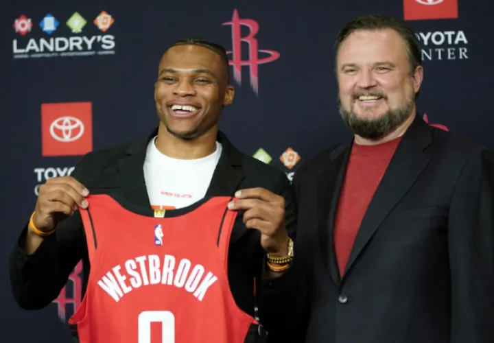 Russell Westbrook durante su presentación con los Rockets de Houston Foto AP