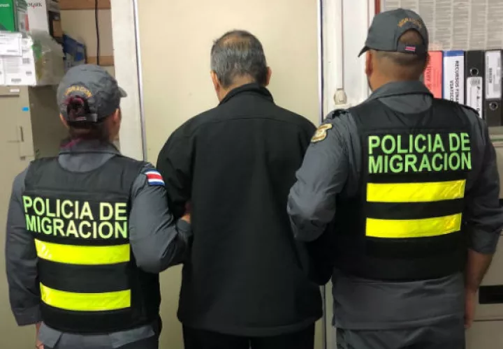 Momentos cuando el sacerdote fue retenido. Foto: Mayra Madrid.  