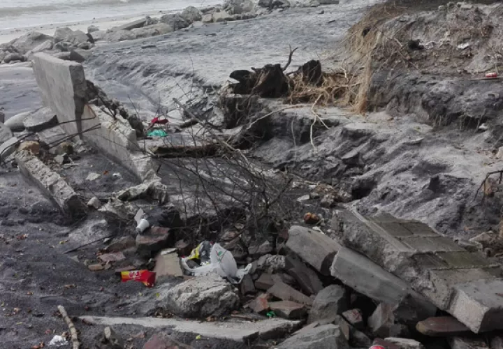 Cuando varios muros han sido destruidos por los oleajes, a la fecha, los propietarios de las viviendas afectadas, no se han recibido solicitudes de permisos de construcción, Foto/Eric Montenegro