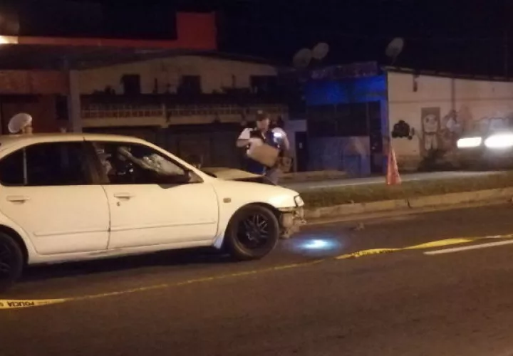 En este accidente registrado en San Carlos se encuentra involucrado un auto Sedán de color blanco.