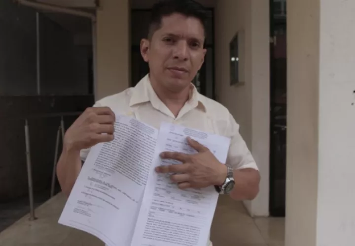 Domínguez al interponer ayer la denuncia. Víctor Arosemana