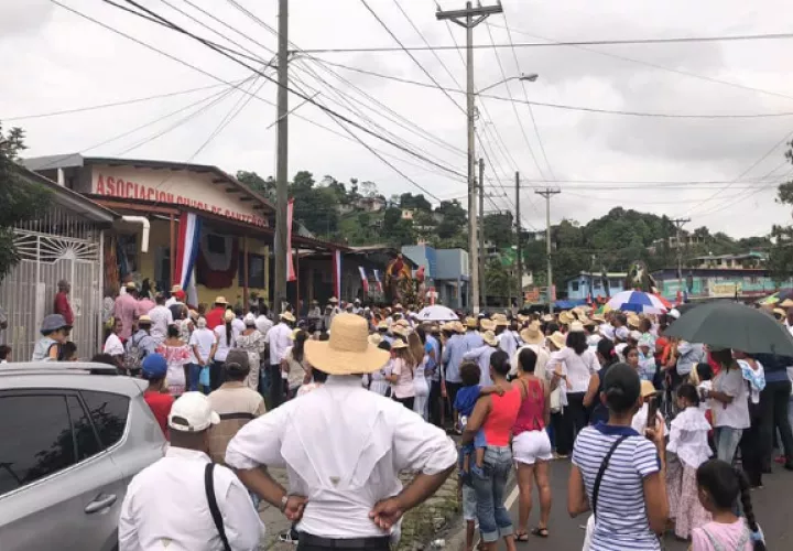 El tradicional tamborito es parte de las actividades que desarrollan los santeños residente en San Miguelito.