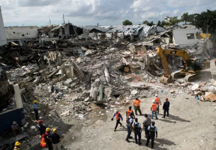 Unidades de búsqueda y rescate trataban de ubicar otras posibles víctimas en Santo Domingo. EFE