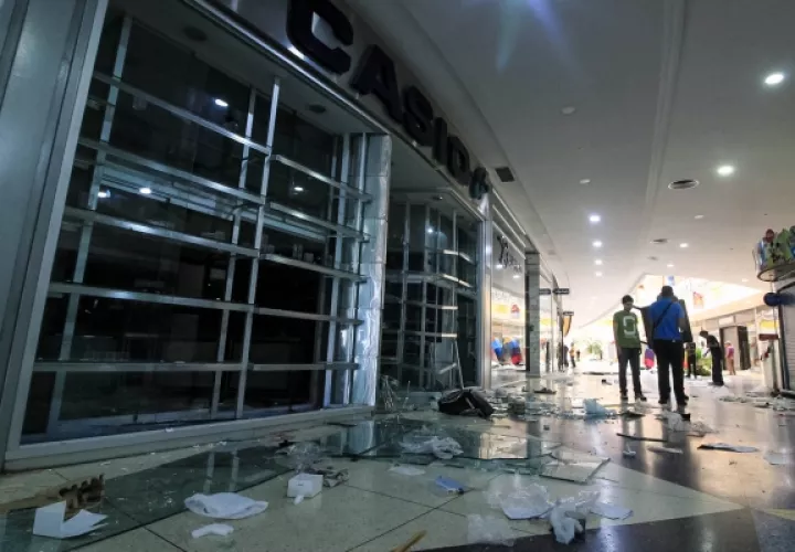 Decenas de comercios ubicados en la ciudad de Maracaibo, capital del estado venezolano de Zulia, fueron saqueados en las últimas horas en medio de la crisis eléctrica que tiene a esta región rica en petróleo sin luz desde hace cinco días. FOTO/EFE