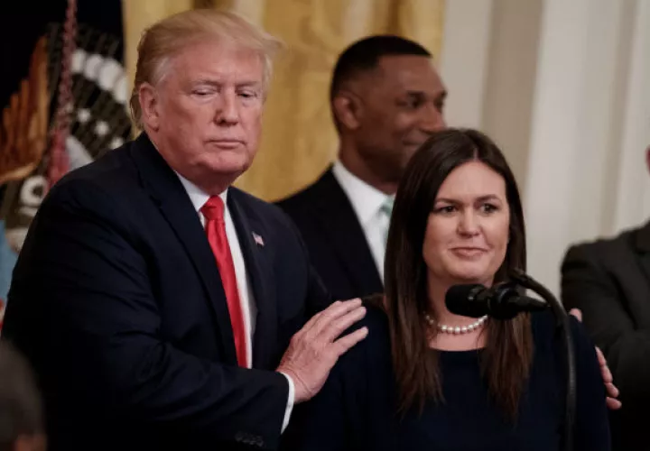 Sarah Huckabee Sanders (der.) abandonará la Casa Blanca a fin de mes y regresará a su hogar en Arkansas. Foto: EFE.